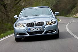 Die vollständige Anleitung zum Austausch Ihrer BMW Kofferraumdeckel-Kabelbaumtülle (Teil # 611369193